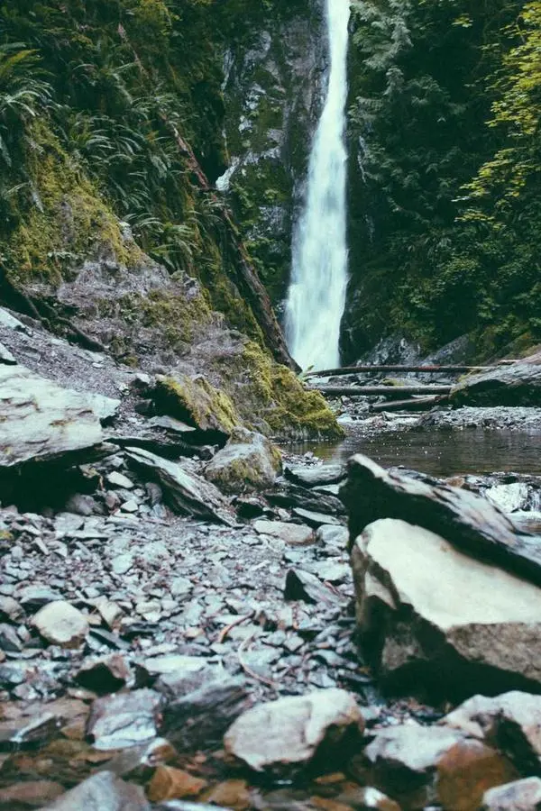 Água entre as pedras, fotografia de Paul Jarvis