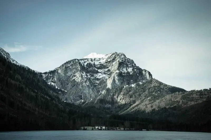 Montanha e lago, fotografia de Paul E. Harrer